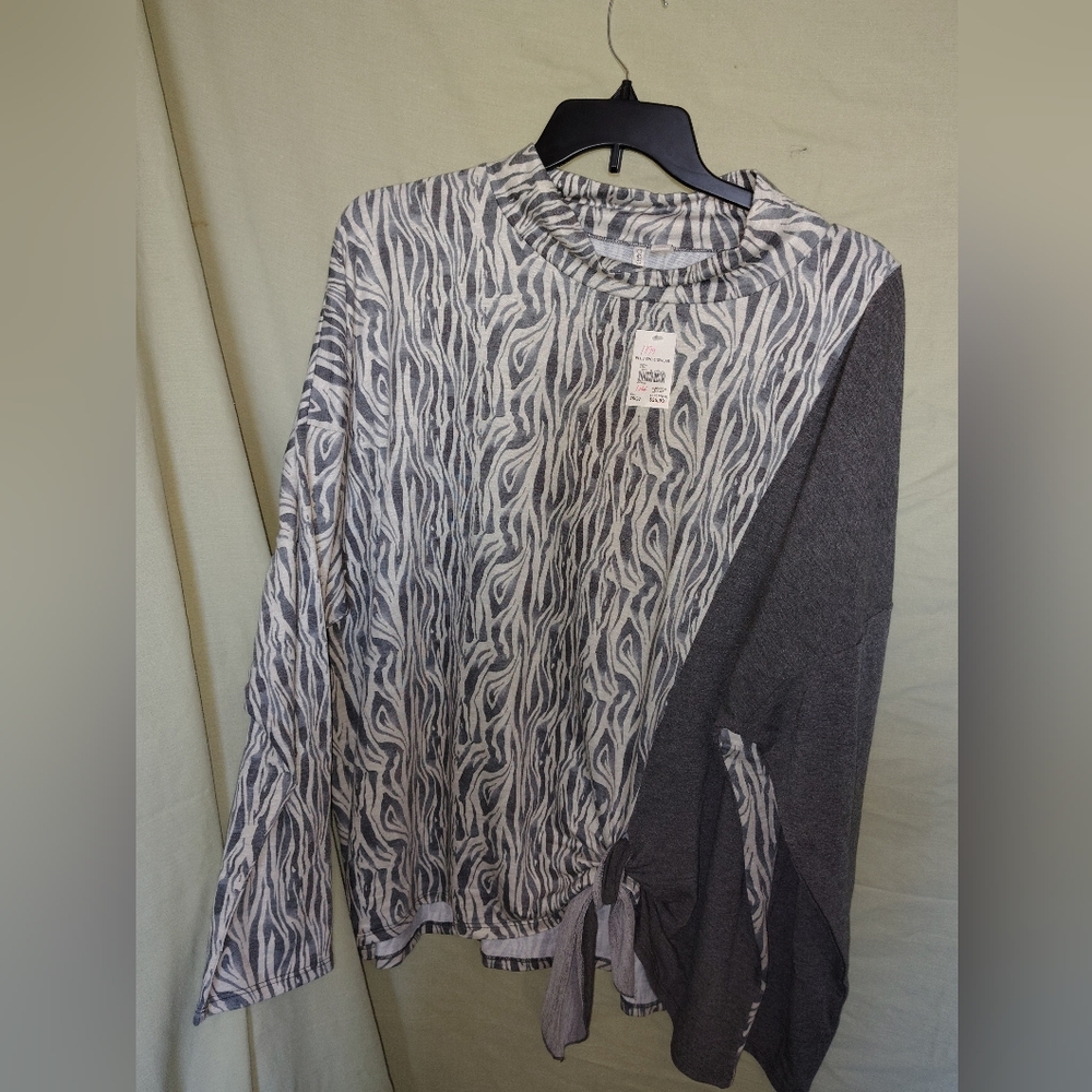 NWT Cato Gray and White Patterned Long Sleeve Top